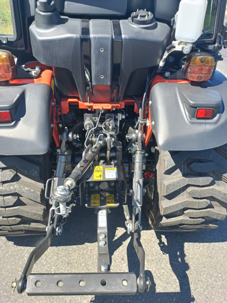 Kleintraktor TAFE 6028 M mit Schaltgetriebe und Kabine